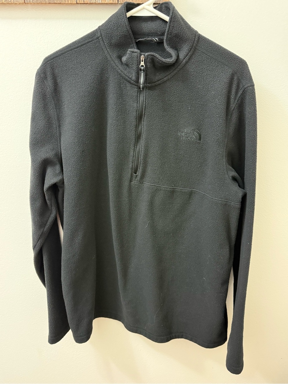 The North Face Men's black Quarter-Zip Fleece Pullover